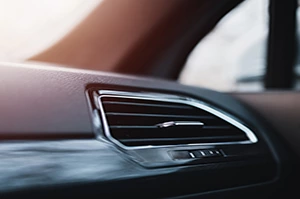 Stellantrieb für die Einstellung der Entlüftungsöffnungen der Autoklimaanlage